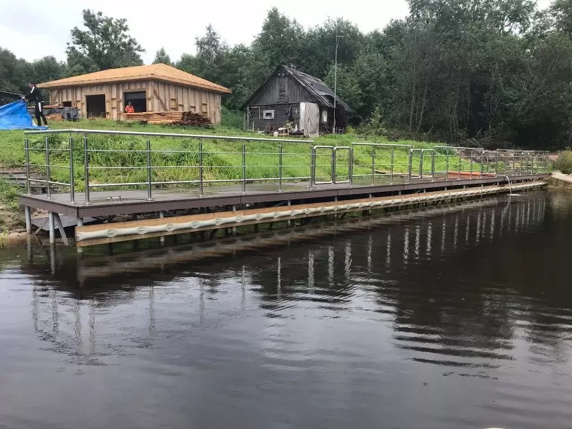 Причал на сваях вбитых в дно водоема