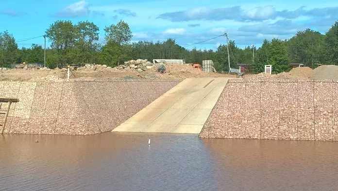 Слип из бетонных плит для спуска катеров на воду