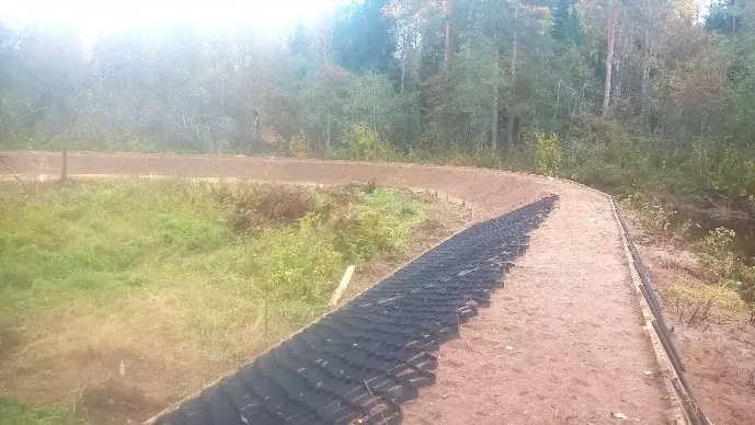 Дамба на берегу реки