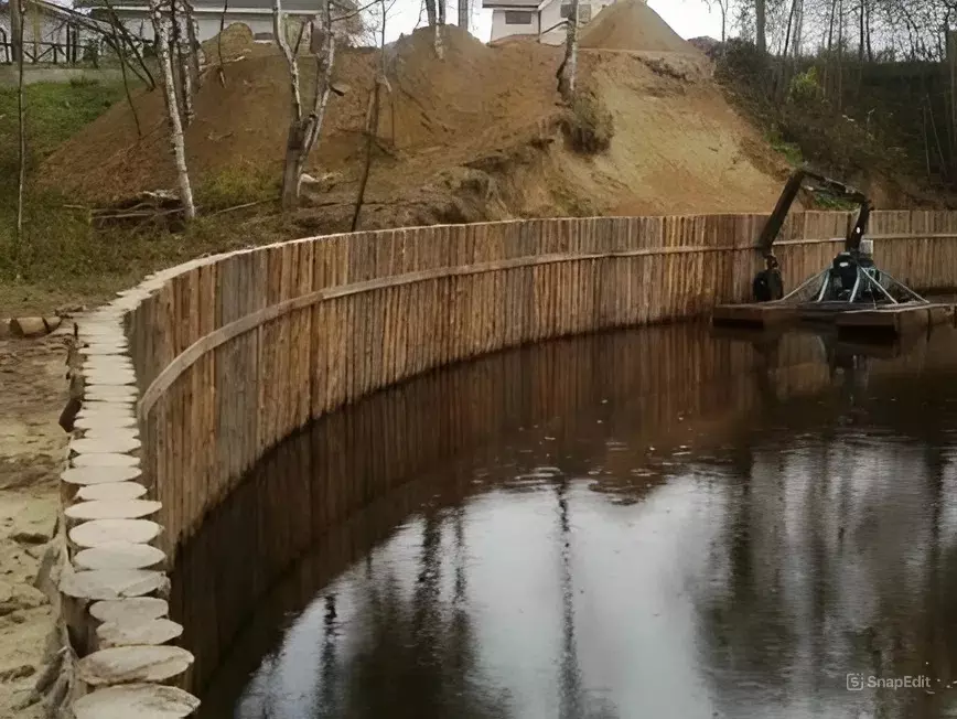 Берег реки укрепленный лиственницей